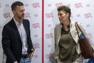 Le secrétaire général de l'ASF Robert Breiter et la directrice de l'OFSPO Sandra Felix souhaitent développer la pratique du football féminin en Suisse après le succès de l'Euro 2025. KEYSTONE/PETER SCHNEIDER